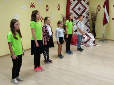 1.-3.klašu ansamblis svinīgajā līnijā mazajā skolā Variešos
