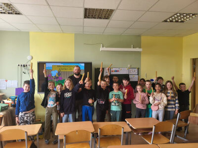 2.b un 3.b klase uzzināja par bišu dzīvi un bitenieka darbu