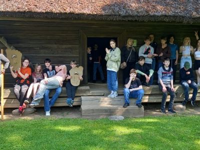 5.a un 7.a klase devās apskatīt Sēļu sētu
