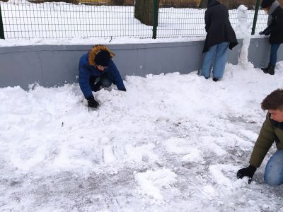 Sniega skulptūras veido 9.a klase