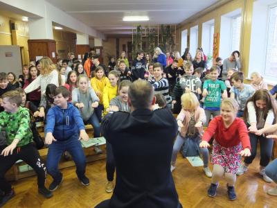 Krustpils pamatskolā viesojas  LR NBS pārstāvis Gaitis Polis.