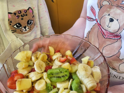 3.klases skolēni gatavo veselīgus salātus