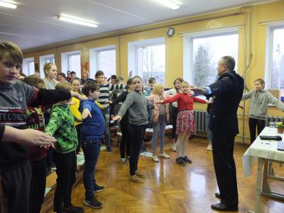 Krustpils pamatskolā viesojas  LR NBS pārstāvis Gaitis Polis.
