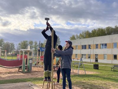 Pirmsskolas audzēkņu vecāki labiekārto PII apkārtni
