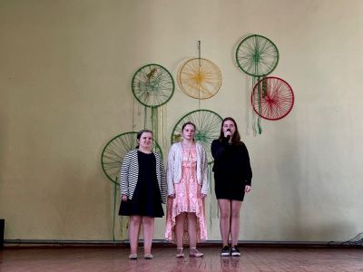 Talantu konkursā Anastasija 5.kl., Simona, Marta 7.kl. stāstīja anekdotes