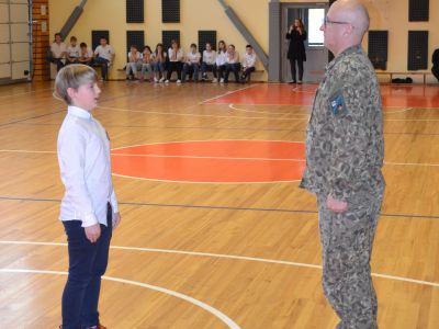 5.a klases komandieris nodod ziņojumu
