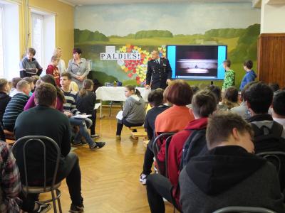 Krustpils pamatskolā viesojas  LR NBS pārstāvis Gaitis Polis.