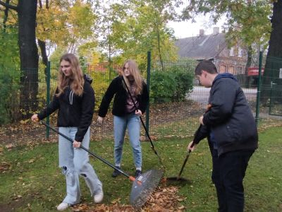 9.a klase piedalījās skolas apkārtnes uzkopšanā