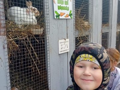 Pirmās klases apmeklē mini zoo Karlīnas 15.10.2024