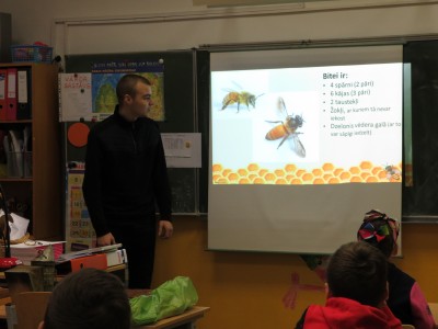 3. un 4. klases skolēni iepazīst bitenieka amatu.