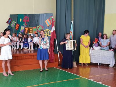 Ar dziesmu skolēnus sveic skolotājas Z.Višņakova, B.Kaļva