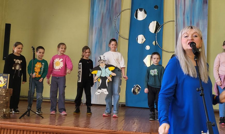 Skolēni apmeklē muzikālu nodarbību “Ceļš līdz grāmatai “Draugi” ”