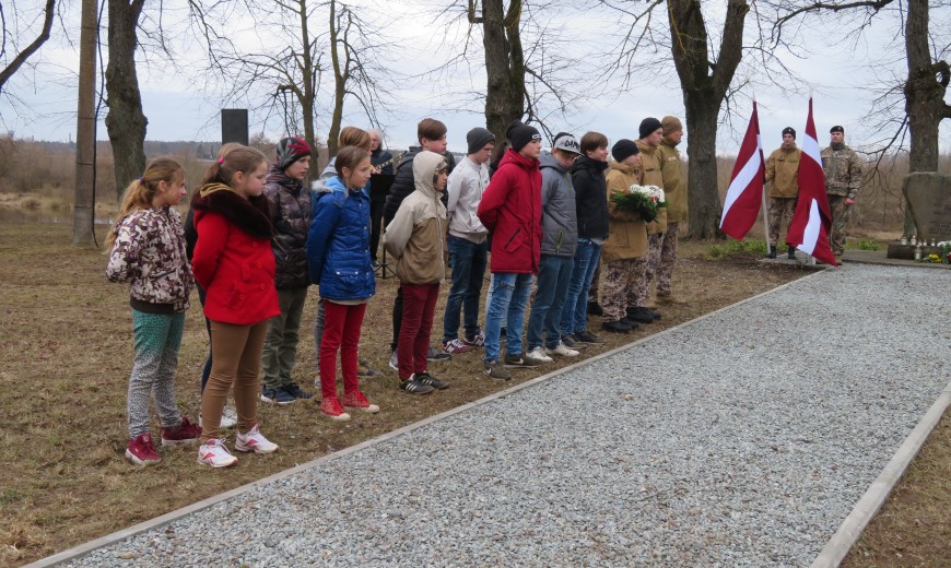 Jaunsargi piedalās Komunistiskā genocīda upuru piemiņas pasākumā