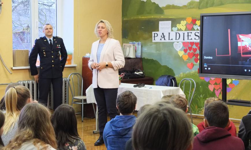 Krustpils pamatskolā viesojas pārstāvis no LR NBS