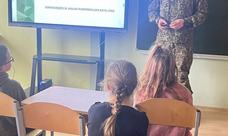 Skolēni tiekas ar Zemessardzes pārstavjiem