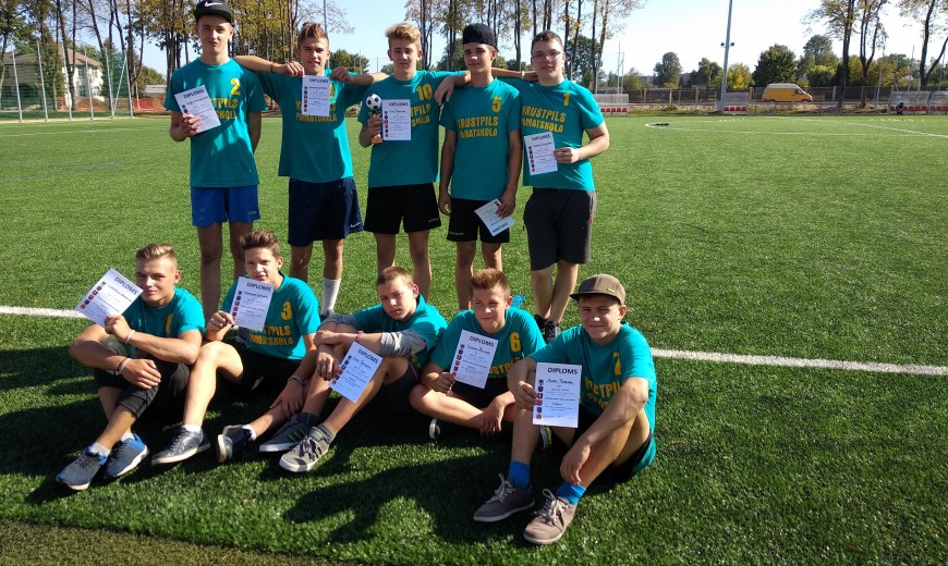 Krustpils pamatskolas komanda starpskolu futbola sacensībās iegūst 1. vietu