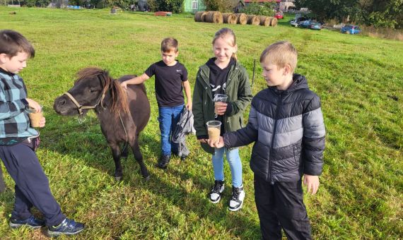 Skolēni apmeklē mini zoo 