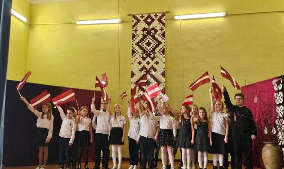 Svinam Latvijas 106. dzimšanas dienu