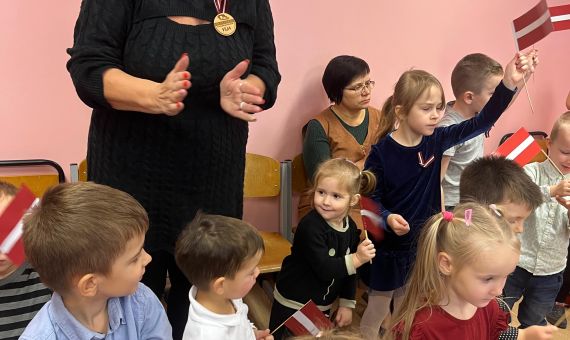 PII svin Latvijas dzimšanas dienu