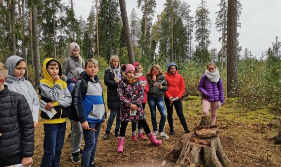 Krustpils pamatskolas 6. klase LVM meža ekspedīcijā Kalupē