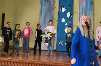 Skolēni apmeklē muzikālu nodarbību “Ceļš līdz grāmatai “Draugi” ” 