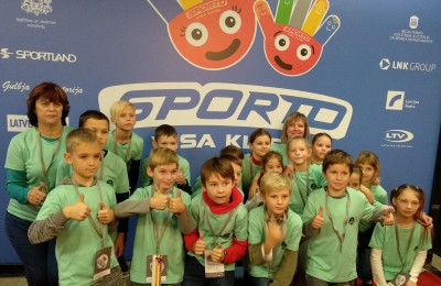 Projekta „Sporto visa klase” karogs Krustpils pamatskolai  no prezidenta Vējoņa rokām    