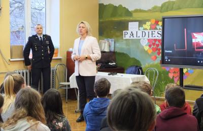 Krustpils pamatskolā viesojas pārstāvis no LR NBS