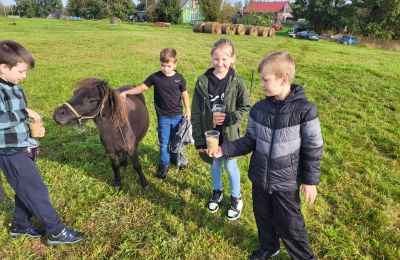 Skolēni apmeklē mini zoo 