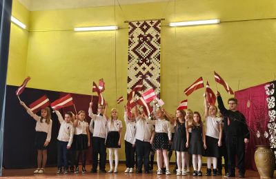 Svinam Latvijas 106. dzimšanas dienu