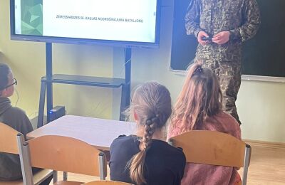 Skolēni tiekas ar Zemessardzes pārstavjiem
