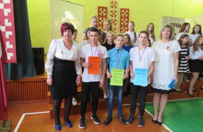 Noskaidroti skolas stiprākie puiši