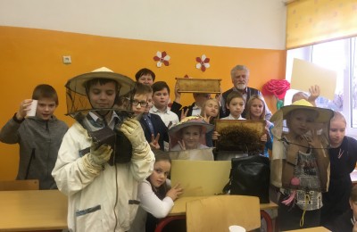 4.klases skolnieki tiekas ar biškopi